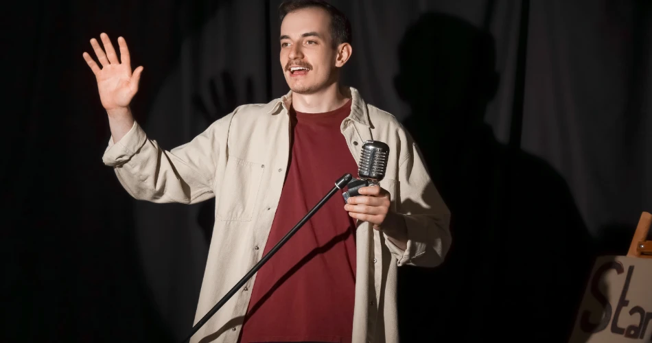 孟买最佳单口喜剧表演，尽享欢乐夜晚